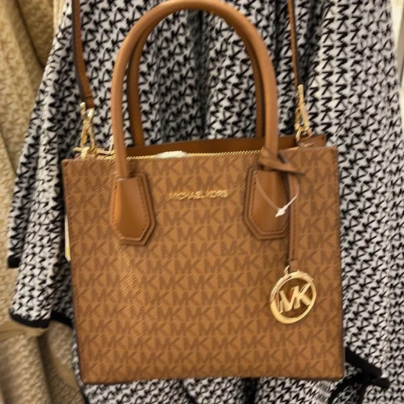 Michael Kors Mercer Medium Pebbled Leather Crossbody Bag - Picture 13 of 16